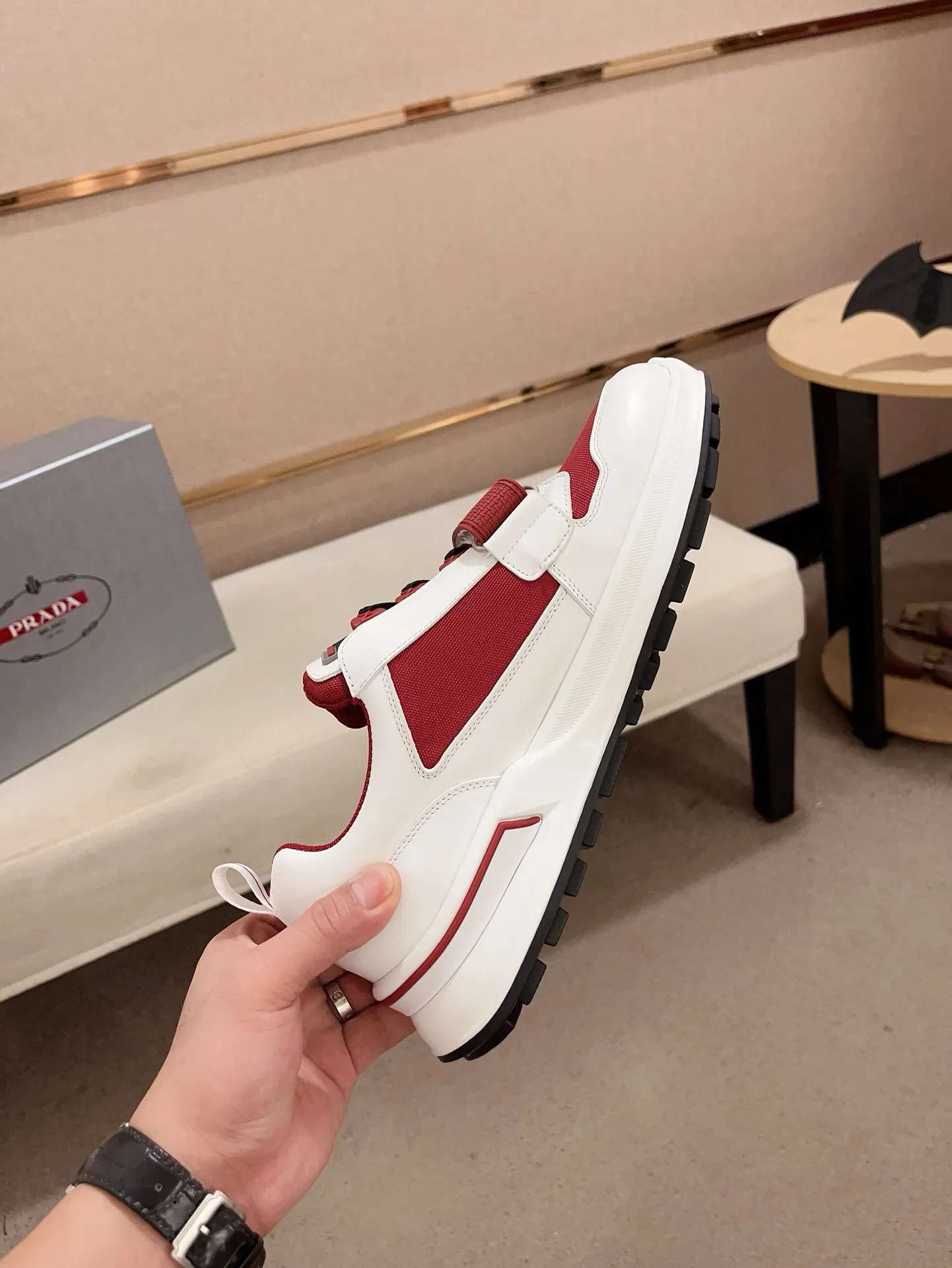 Factory price 620💰 ✔️✔️✔️Higher version High-quality new PRADA (Prada) counters are launched simultaneously. New men's shoes and 😘fabric are made of high-tech glue-spraying technology. Lining: Full cowhide lining. 👍🏿 High-end ☄️ air-cushion molded anti-slip rubber outsole, exquisite lines, simple and elegant, comfortable and high-end for leisure travel. Code number: 38 to 44 (45 is custom-made and cannot be returned or exchanged)